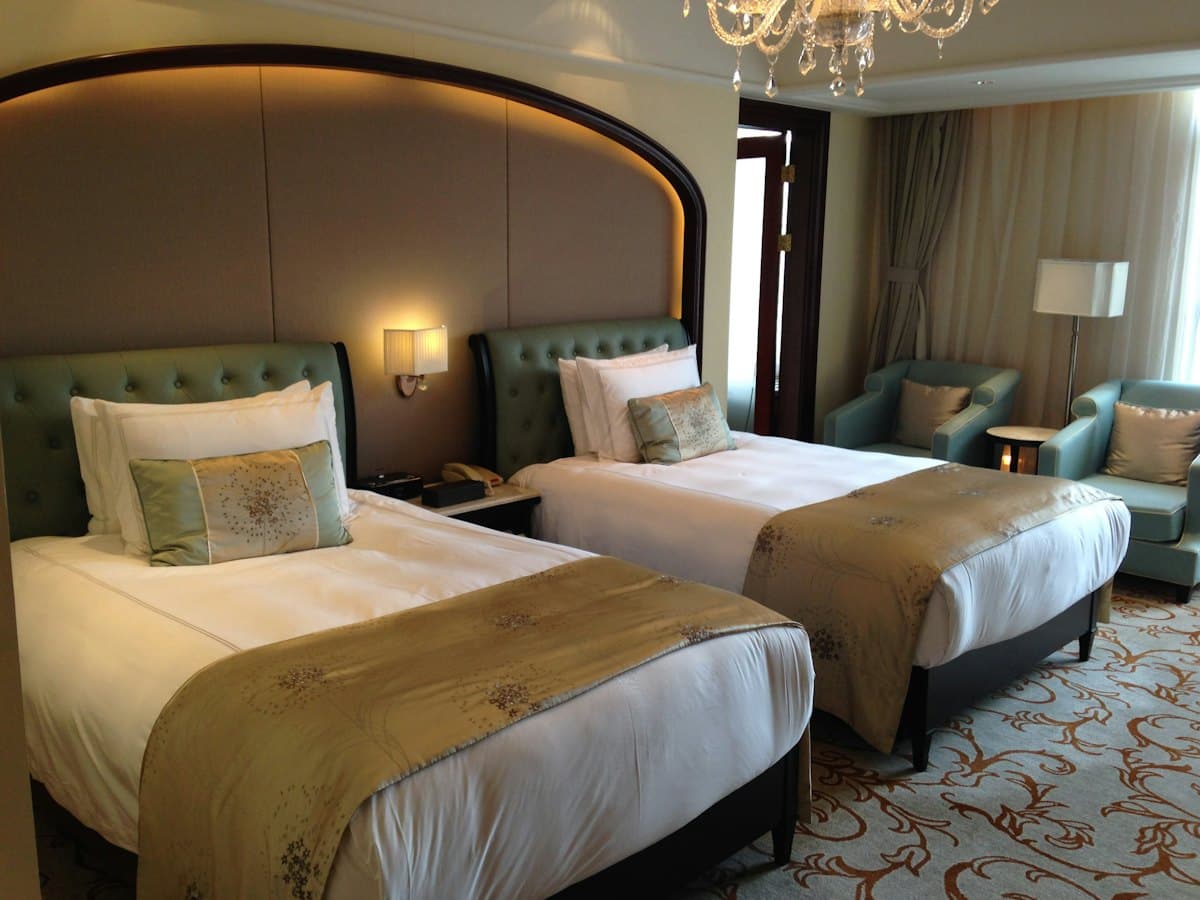Chambre d'hôtel lumineuse
