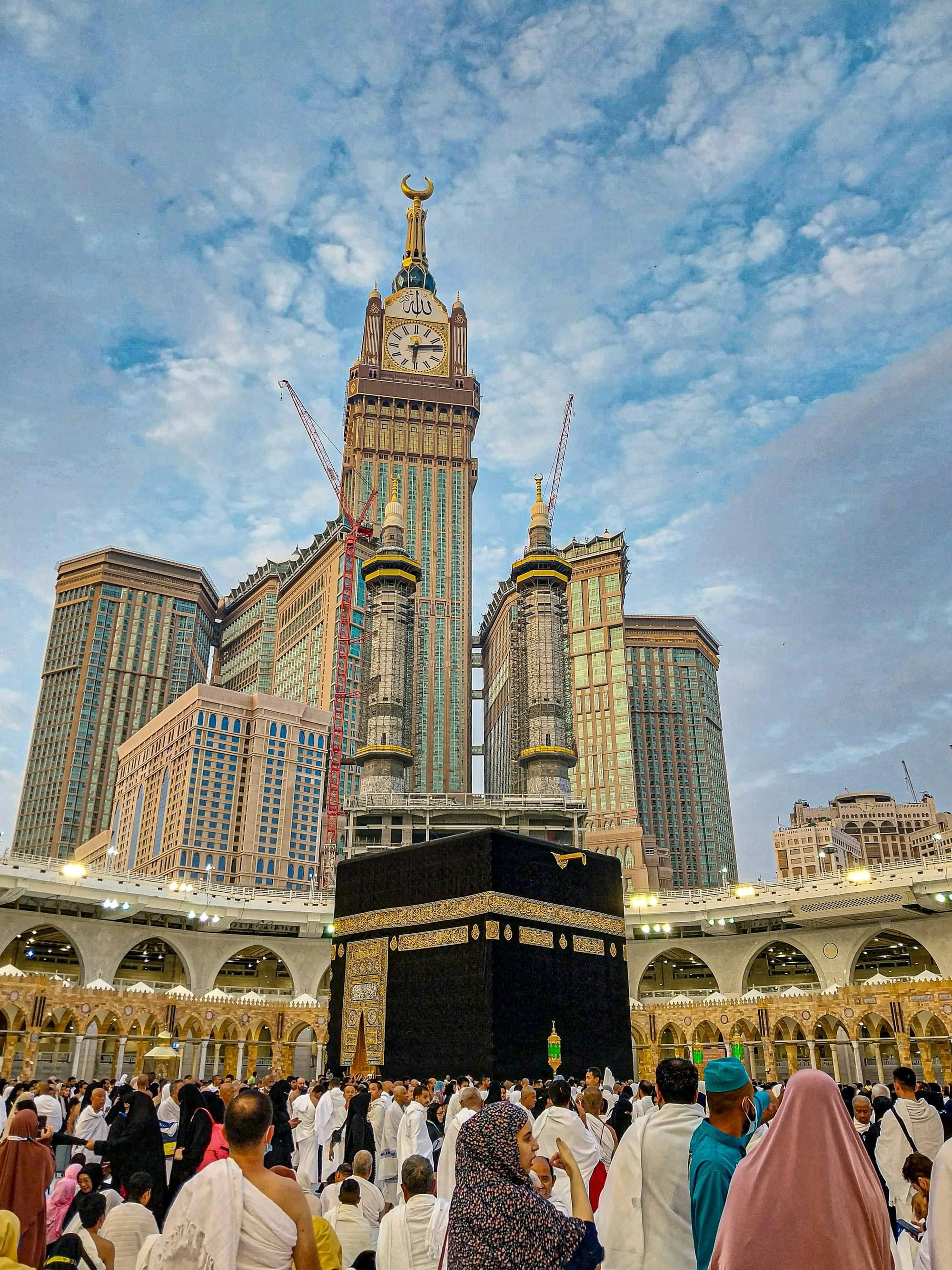 La Kaaba au cœur de Masjid al-Haram, avec les tours de La Mecque