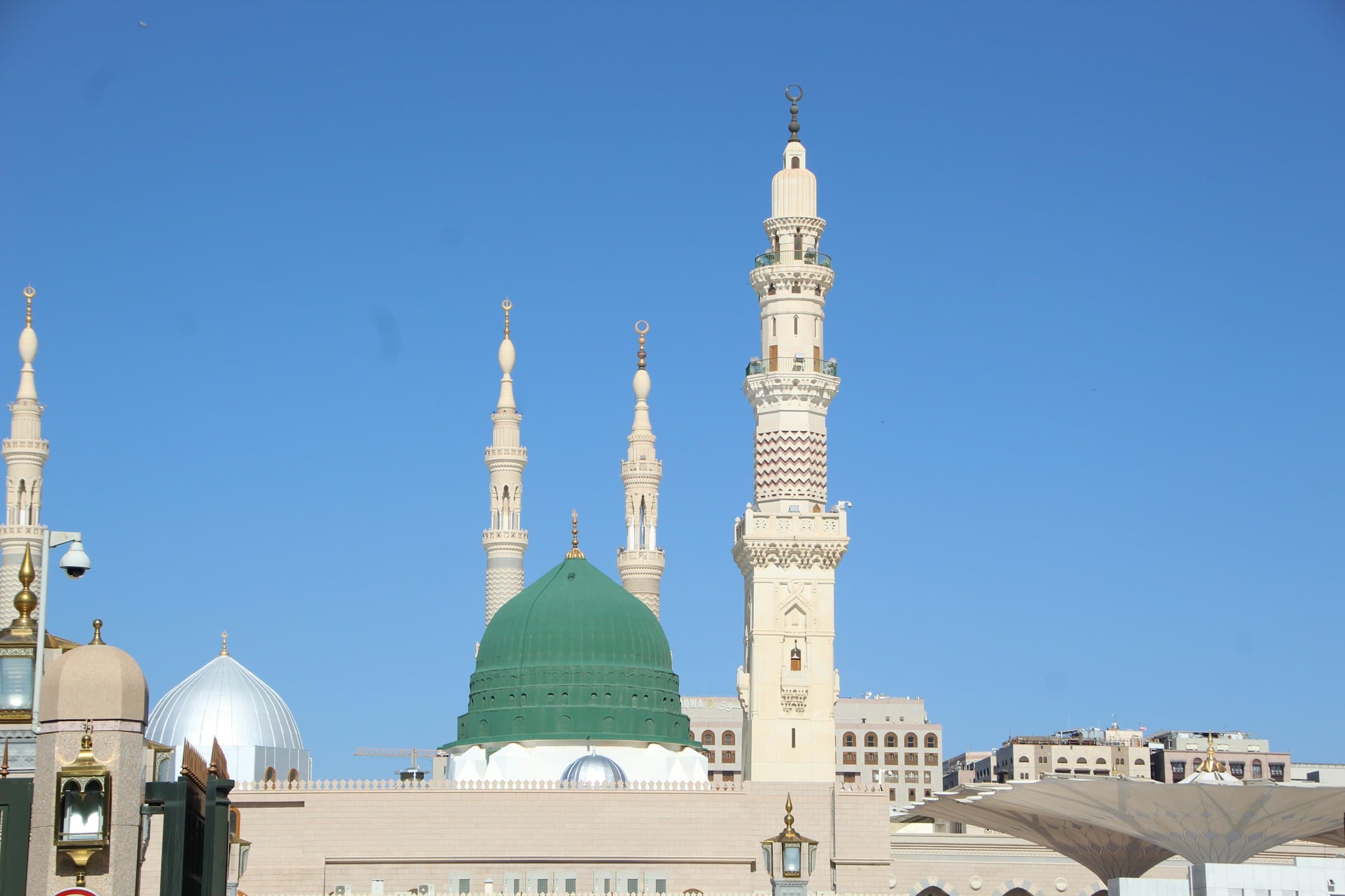 Le dôme vert et les minarets de Masjid an-Nabawi à Médine