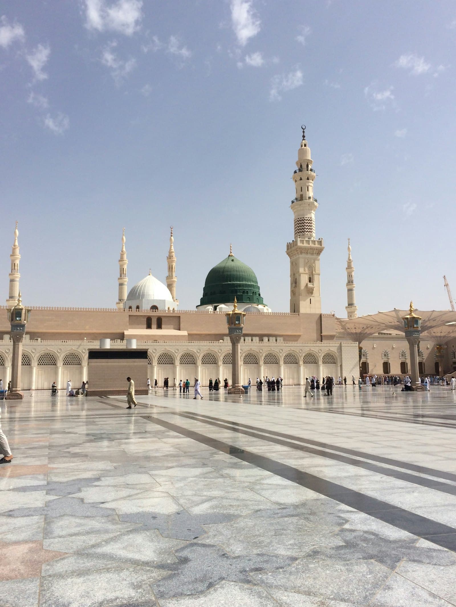 L'esplanade de Masjid an-Nabawi à Médine